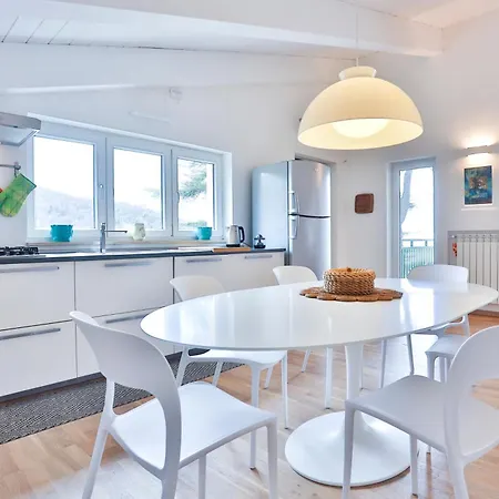 Guesthost - Dimora Alta Vista - Seaview & Parking *